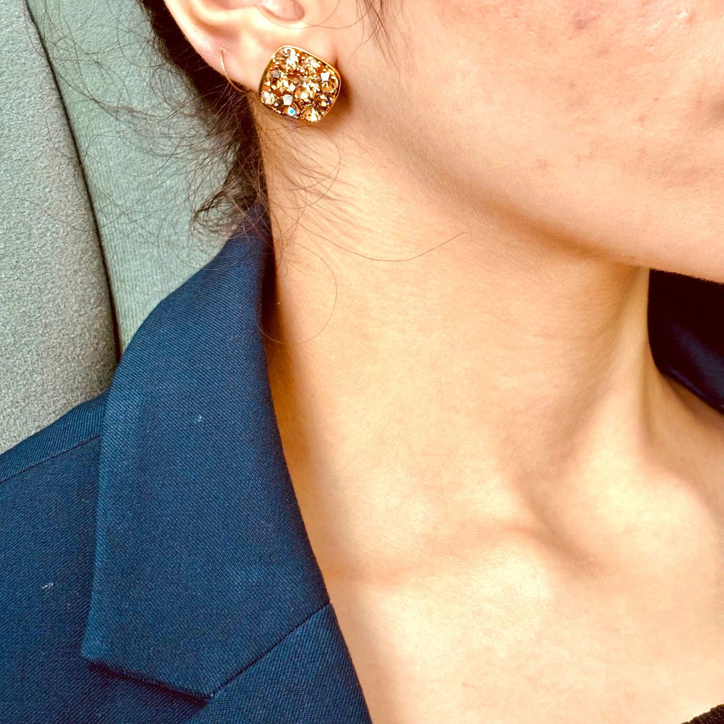 Model wearing 18K gold-plated Austrian crystal clip-on studs - geometric gold plated earrings - elegant gold plated drop earrings - 18k gold plated premium earrings - hypoallergenic anti‑tarnish waterproof nickel‑free lead‑free gold plated earrings - scratch‑resistant fade‑resistant water‑resistant gold plated earrings