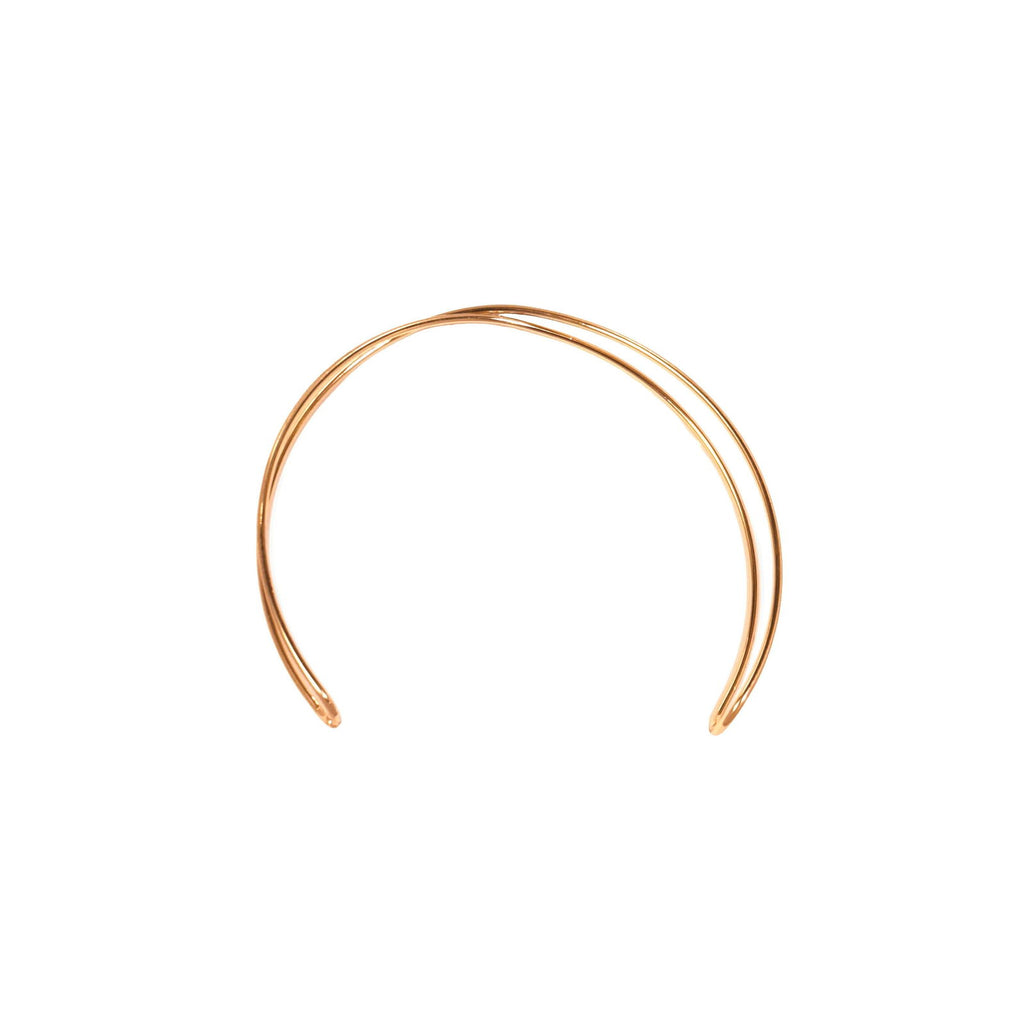 Flat-lay of intertwined minimal hasli necklace with gold finish - Statement elegant chic gold plated necklace/choker
